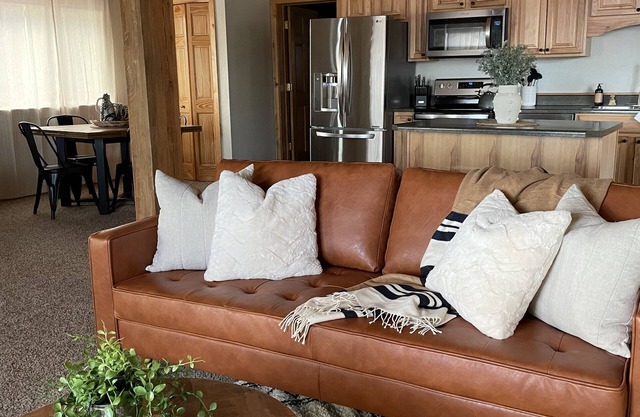 Bear Rock Bungalow-King Bed & 2 Twin Cots