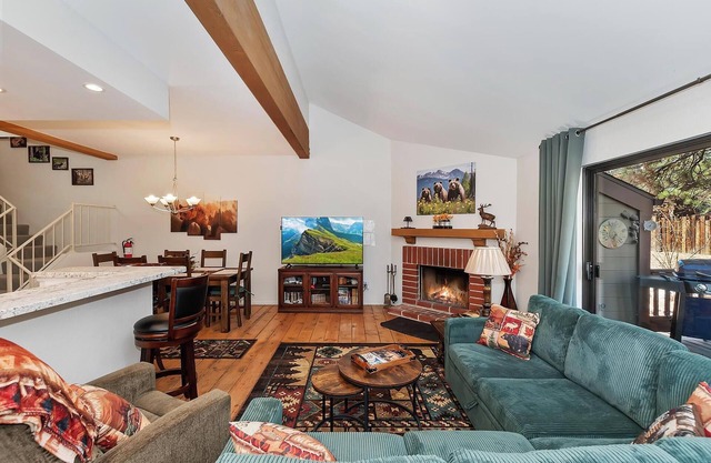 Bearfoot by the Bay By Destination Big Bear: Cozy Mountain 3 Bed Condo! Community Tennis Courts !HOT TUB & Seasonal Pool! Close to Big Bear Marina’s & Village!
