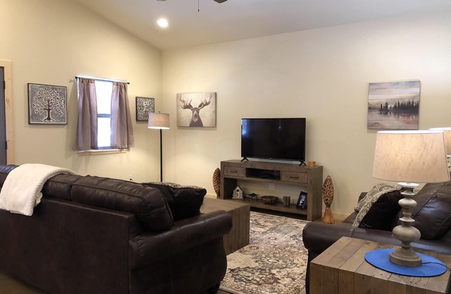 Bearhat Cabin - Private Outdoor Hot Tub - Glacier Country Cabins and Rec, Inc.