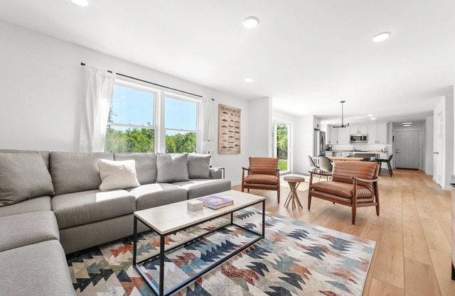 Bears Den- Hot Tub and AC. Short walk to Glen Lake. EV charger