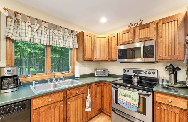 Bears Den: Lake Deck, Swingset, Firepit, BBQ, Swingset, Fast WiFi, Hike Bike Climb