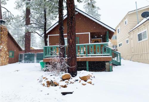 Beary Cozy Lodge - Close to the lake, village and more! Modern aesthetics meet mountain charm!