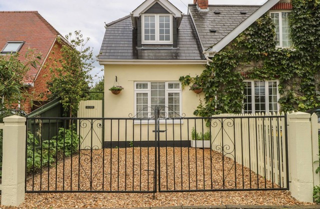BEAU ANNEXE, pet friendly, character holiday cottage in Ringwood