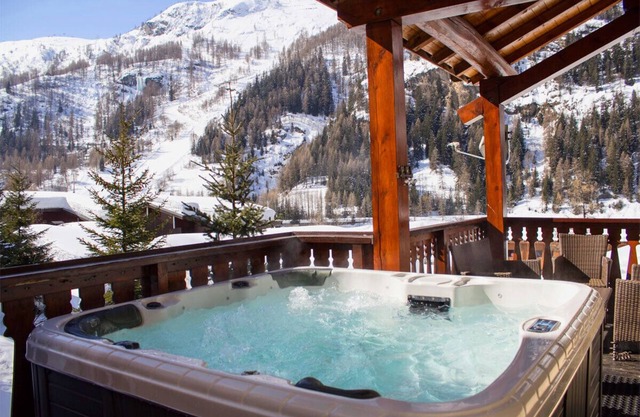 Beau! Chalet de 14 chambres! Vues sur la montagne! Jacuzzi!