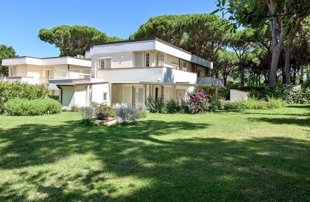 Beautiful private villa for 10 people with WIFI, A/C, TV, patio and pets allowed