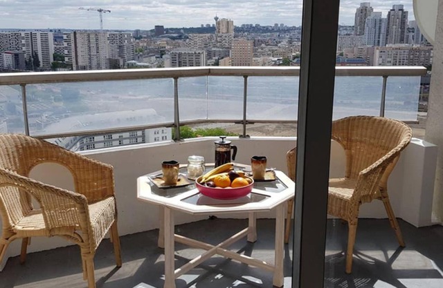 Beau studio rénové 30m2 balcon vue Paris+parking