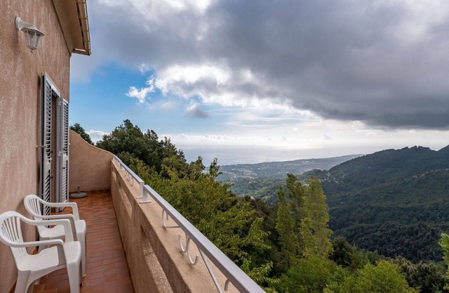 Beautiful private villa for 6 guests with TV, patio and panoramic view