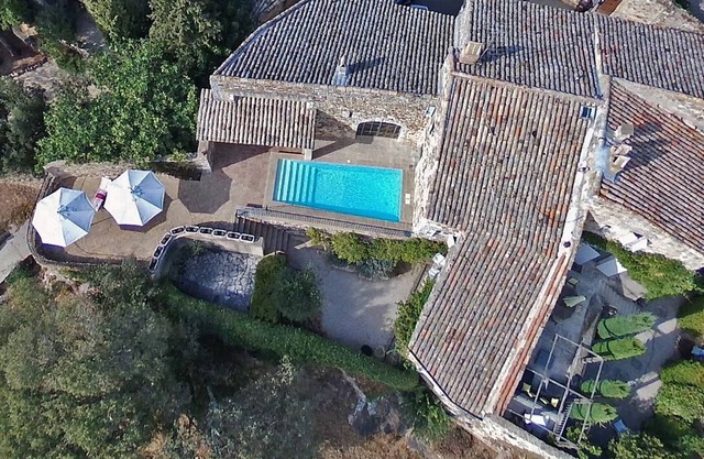 Beautiful building with view near Uzès, & air-conditioned