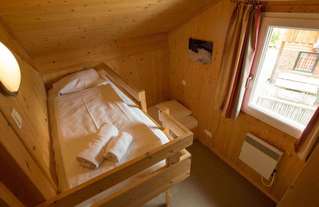 Beautiful apartment in villa for 8 people with pool, WIFI, TV, terrace and pets allowed