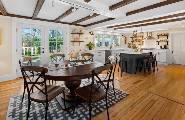 Beautiful 1770 historic home, 7 bedrooms all ensuite, hot tub, pets welcome