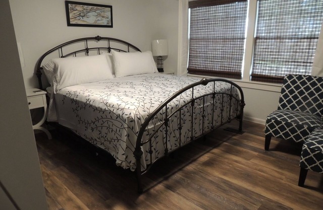 Beautiful 2 bed 2 bath recent renovation