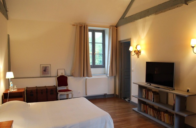 Beautiful 2-bedroom, 1-bathroom suite in a Sologne chateau