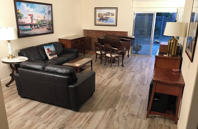 Beautiful 2-bedroom MTR house in south Santa Ana with WiFi, king bed and a crib