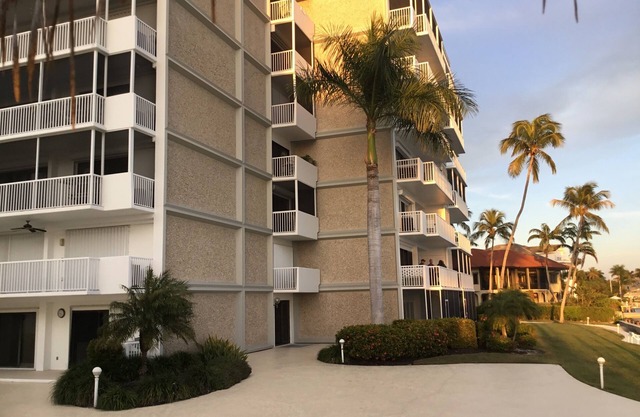 Beautiful 2 BR, 2 Bath condo on Isle of Capri, 5 mile to Marco Island n n