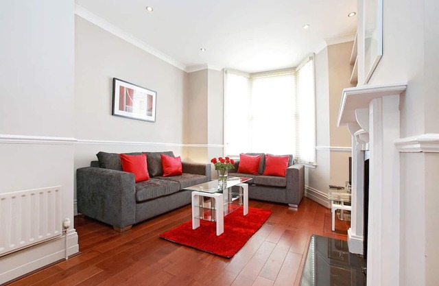 Beautiful 2 Double Bedroom Duplex Apartment in Chelsea