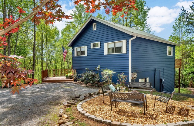 Beautiful 2 Kings, 2 fire pits. Arcade Game. Corn home game.