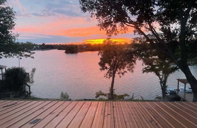 Beautiful 2-story Lakefront Home @ Irving Lake - Sleeps 8