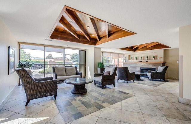 Beautiful 2BR + Den Condo in Kelowna. Huge Corner Balcony!