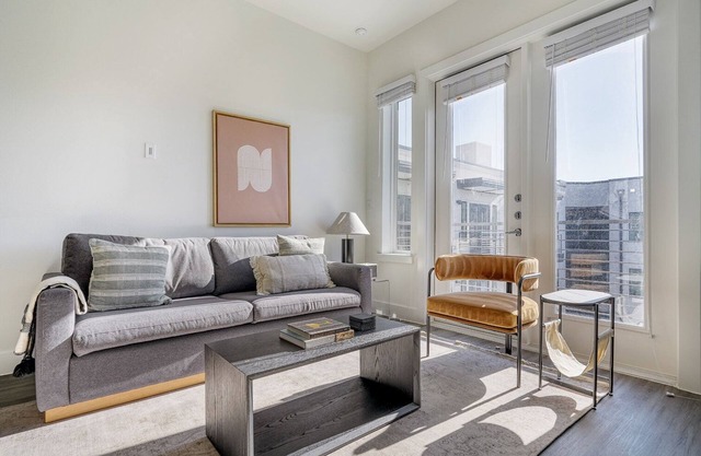 Beautiful 2BR in Highlands w/Pool, W/D & Gym, walkable, by Blueground
