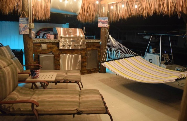 BEAUTIFUL 3/2 on canal. Jacuzzi, Private Beach w/ocean access. Ready for R&R!