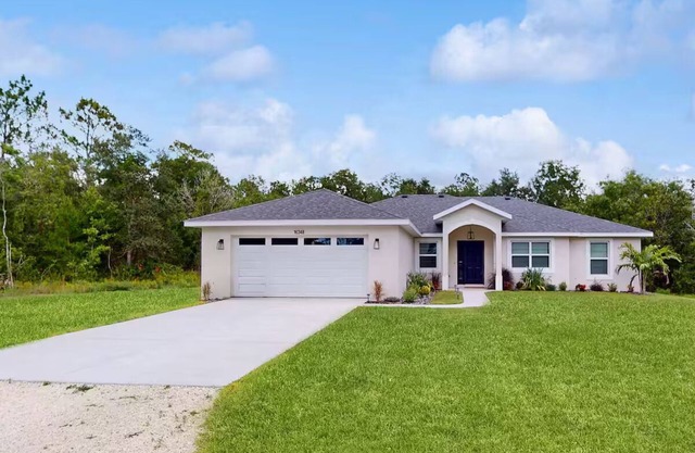 Beautiful 3-bdrm in WEEKI WACHEE! Close to beaches, hospitals, golf & SPLASH PAD