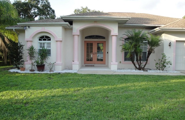 Beautiful 3 Bed, 2 Bath home w/private pool in quiet neighborhood, pet friendly