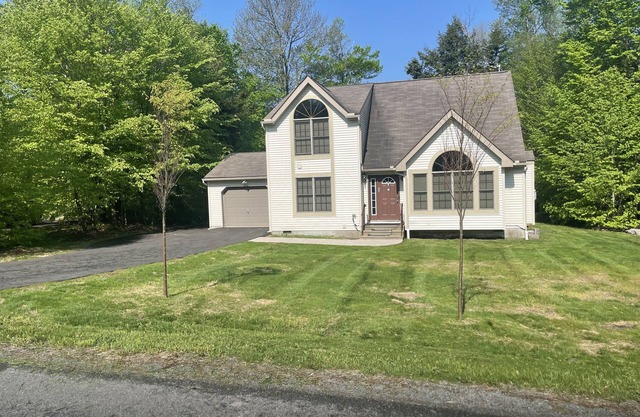 Beautiful 3 bed/2 bath house in an amenity filled golf community near Camelback