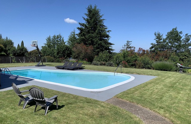 Beautiful 3 bed, 2 bath. Daylight Basement. Mountain & City View. Pool & Hot Tub