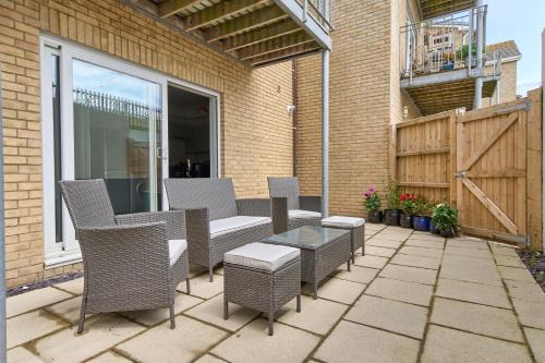 Beautiful 3 Bed Apartment In Bonchurch - Nr Ventnor - Large Outside Terrace & Parking - Dog Friendly - The Perfect Choice For Couples, Friends, Families - 5 Mins To Beach - 15