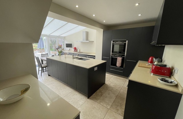 Beautiful 3 Bedroom House tucked away Sleeping 6