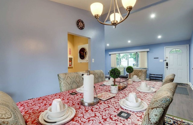 Beautiful 3 bedrooms and 2 baths with free parking