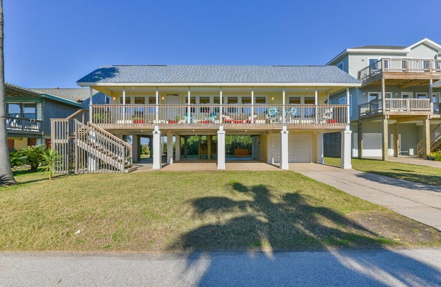 Beautiful 3rd row roomy Beach home with views, perfect for families and friends.