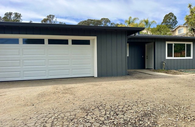 Beautiful 4 BD home, 1.5 Miles from the Beach