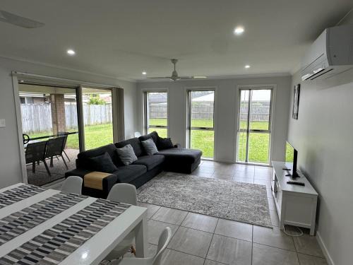 Beautiful 4 bdr house - Sandstone point, Bribie