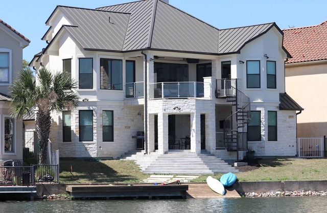 Beautiful 4 bed room 3 1/2 Bath room , Waterfront home in the heart of Horseshoe Bay.