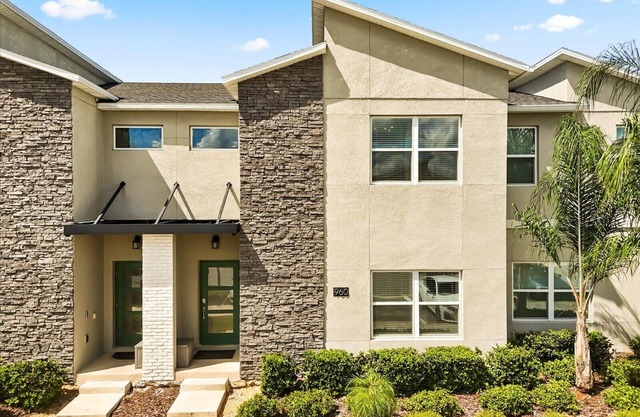 Beautiful 4 Bed Town Home with Splash Pool-960LS