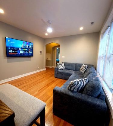 Beautiful 4 bedroom 2 bathroom apartment near everything