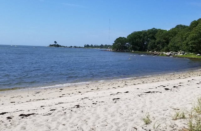 BEAUTIFUL 4 BEDROOM BEACH HOUSE! nCentral AC! 1 Min walk to Private beach!