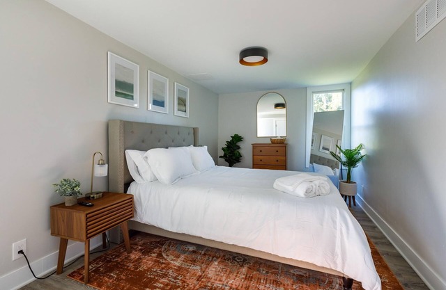 Beautiful 4BR/3BA Farmhouse Escape W/Jacuzzi!