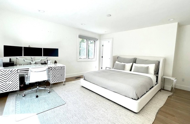 Beautiful 4BR contemporary in Quogue...quiet cul-de-sac minutes from the beach!