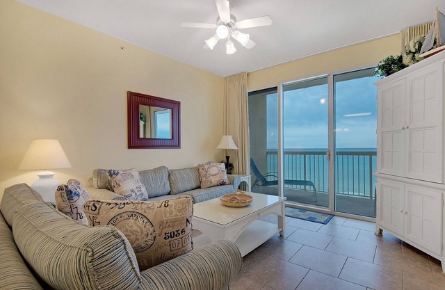 Beautiful 4th Floor Condo, Bunk Room, Beach Service, Great for families!