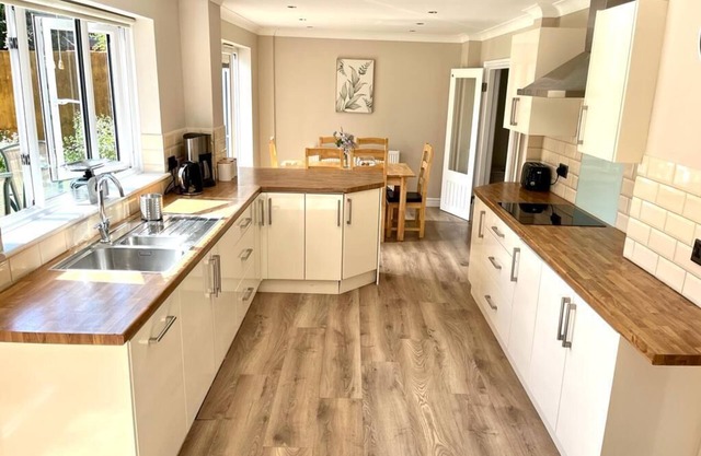 Beautiful 5 bed detached house with parking