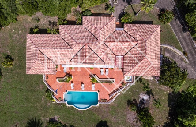 Beautiful 5 bed-rooms Villa at Terres Basses