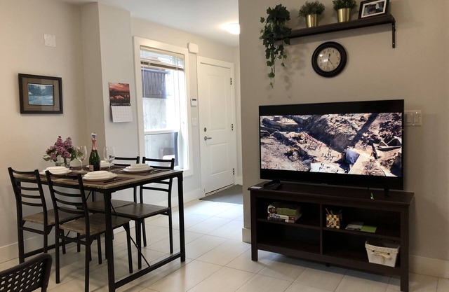 Beautiful 5 star 2 bd suite near bus&shopping