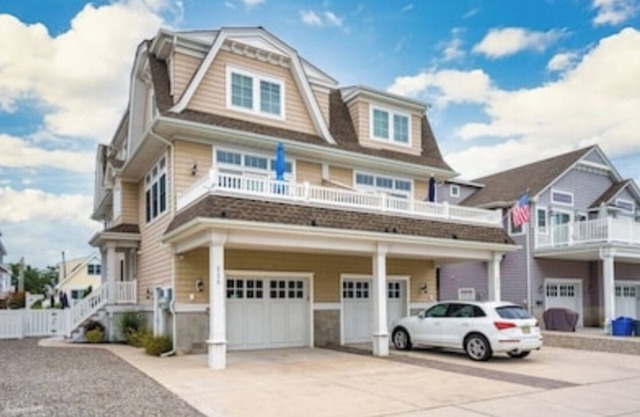 Beautiful 5BR Avalon Townhome w/HeatedPool- Steps to Shops, Dining, Beach & Bay!