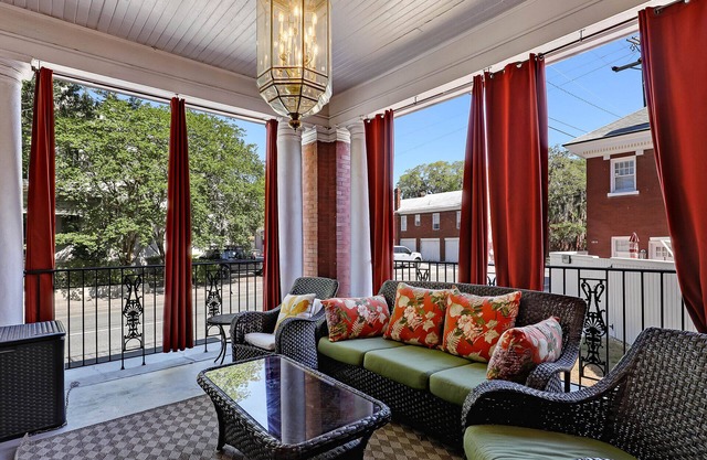 Beautiful 7 Bedroom Home for 20 Heated Pool Access