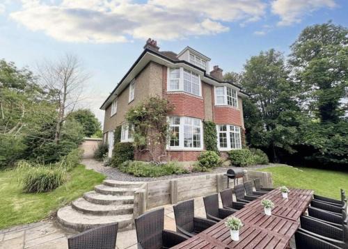Beautiful 9 Bed Seaview Estate