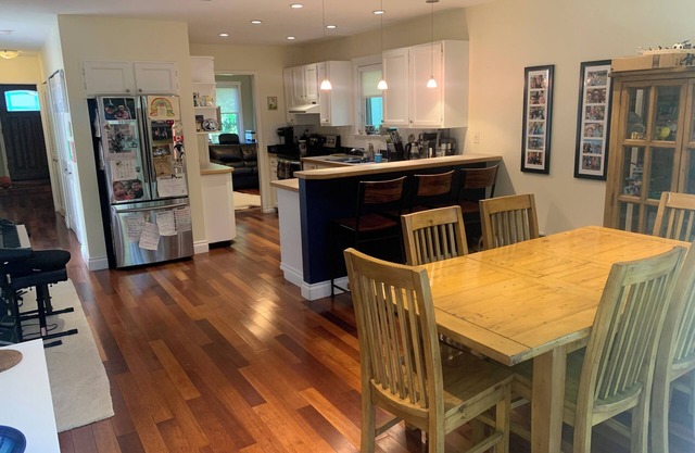 Beautiful and cozy furnished house by the north shore mountains and Deep Cove