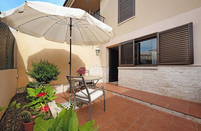 Beautiful and bright apartment with terrace and direct entrance from the street. Very easy parking,