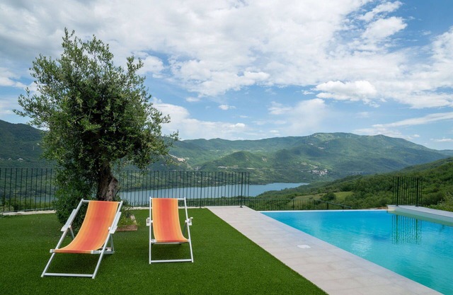 Beautiful apartment for 4 guests with WIFI, A/C, pool, TV, balcony and pets allowed